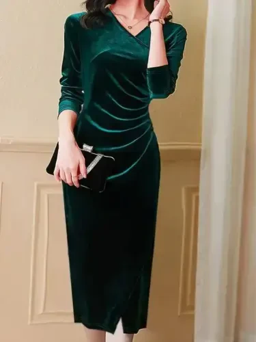 Ayollar uzun qisma chokimli yoqali yon tomonlama burmali old tomondan chokishli midi baxmal koʻylak - 2