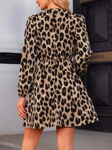 Ayollar uzun qisma kesishgan yoqali kamarli naqshli mini leopard libos - 4