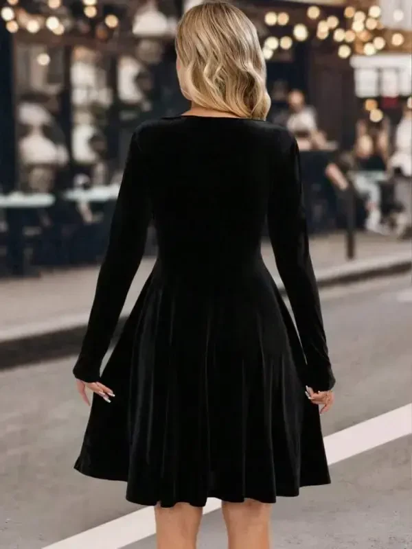 Ayollar uzun qismli krujevali yoqali tokali detalli mini baxmal ko'ylak - 3