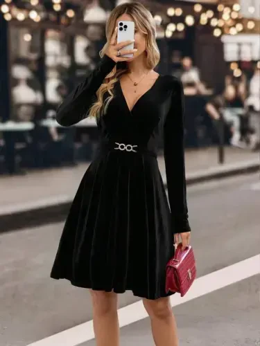 Ayollar uzun qismli krujevali yoqali tokali detalli mini baxmal ko'ylak - 4