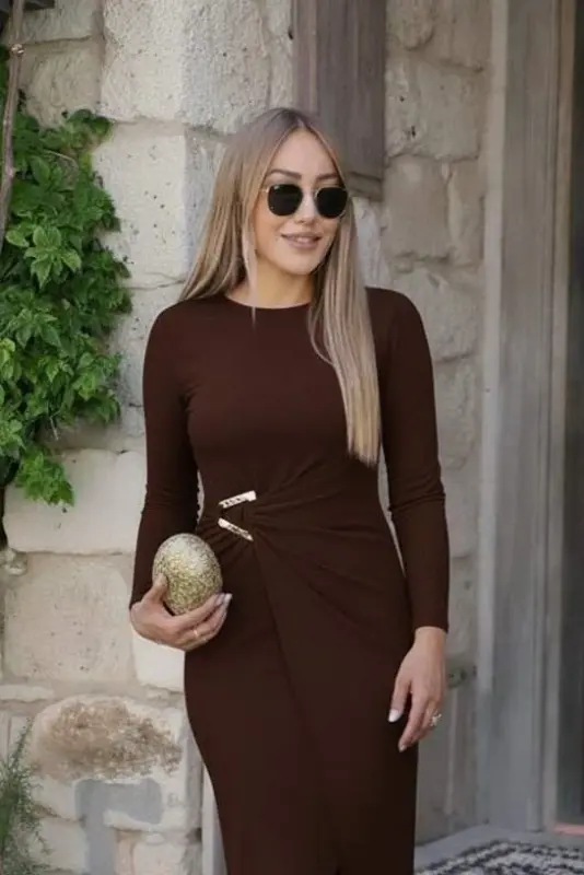 Ayollar uzun qolli oldindan kesishgan detallar bilan yon tomondan tokali uzun qumli ko'ylak - 2