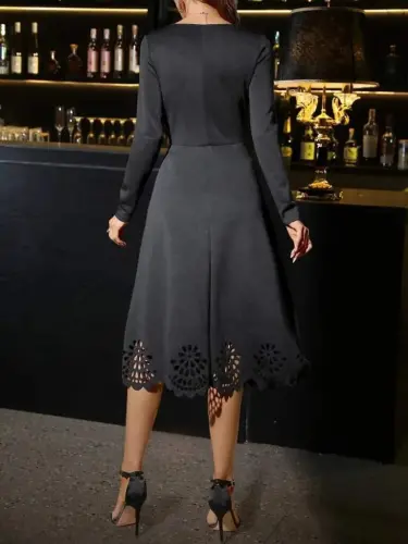 Ayollar uzun qollı V yoqali lazer kesimli detalli midi import krep ko'ylak - 4