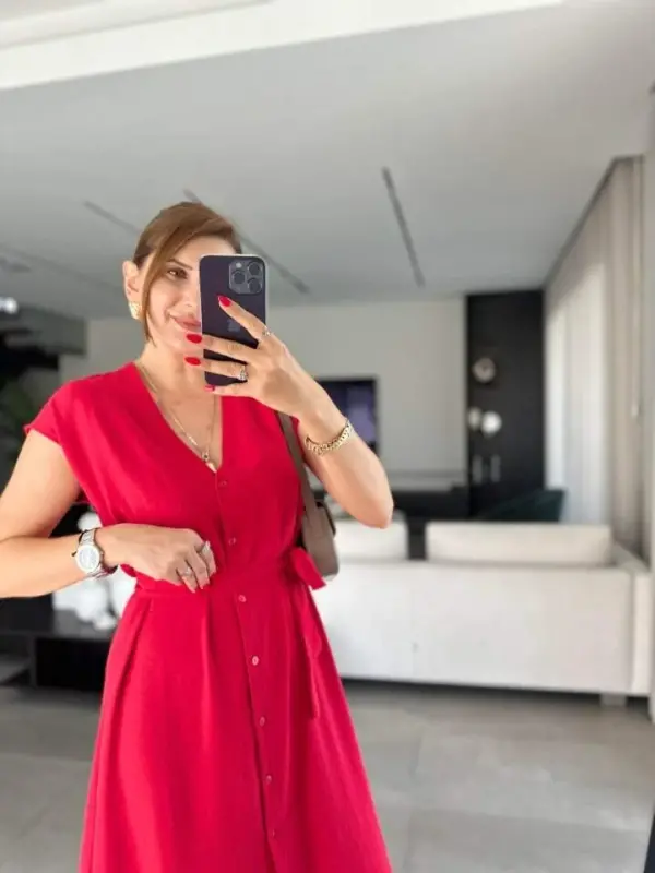 Ayollar V yoqali tugma detallari kamar bilan ko'ylak - 2