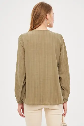 Ayollar xaki rangli, yenglari rezinkali, burmalangan ko'ylak ARM-24K001002-Haki - 5