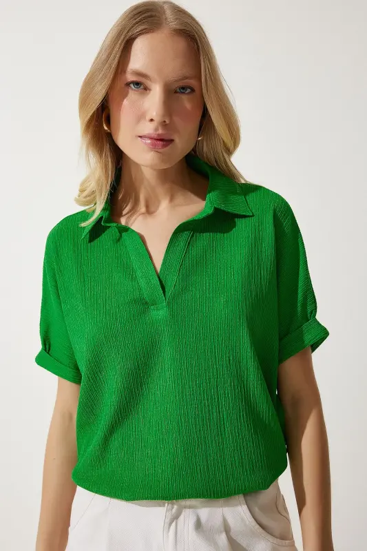 Ayollar yashil polo yoqali trikotaj burmali bluz DD01299-Yashil - HAPPINESS İSTANBUL