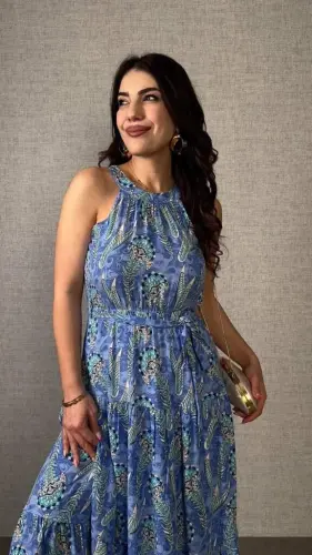 Ayollar yelkalaridan ochiq bo'yinbog'li naqshli suprema bluzka - 5