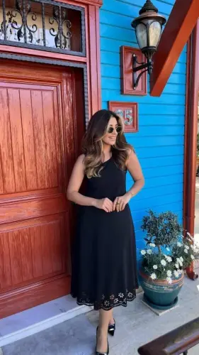 Ayollar yengsiz etek lazerli kesilgan gul naqshli midi bo'yli janjan krep ko'ylak - 4