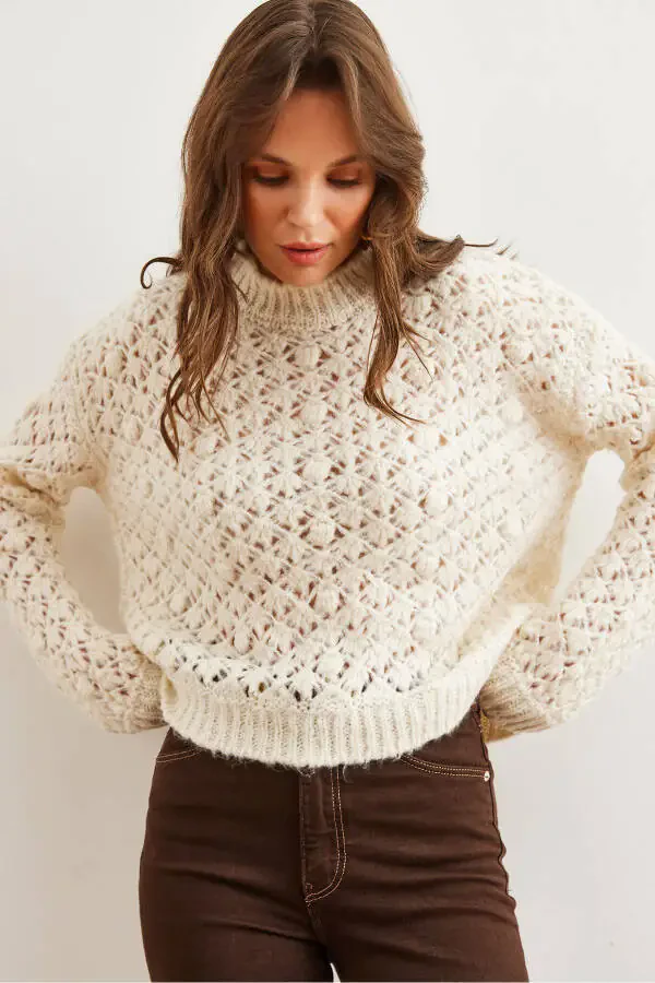 Ayollarga mo‘ljallangan bej rangli, ponponli, ochiq naqshlari bor va yumshoq teksturali triko kardigan KZK-19000935 - 1