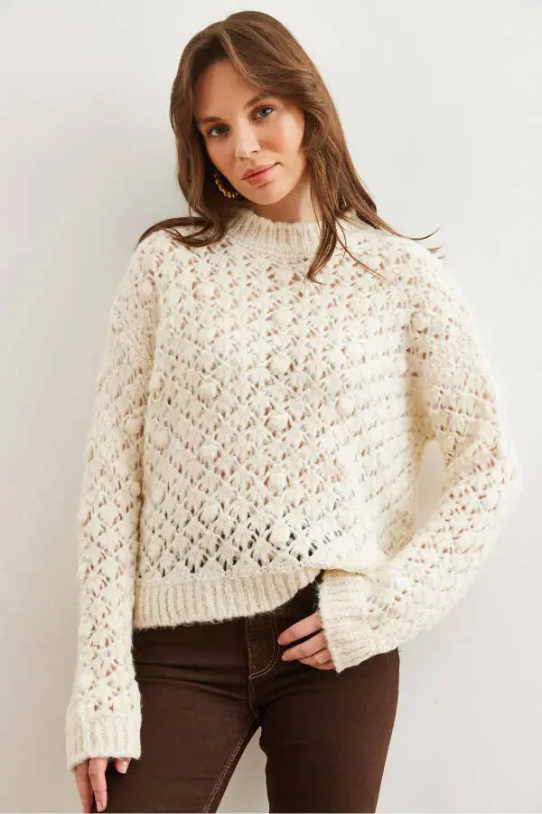 Ayollarga mo‘ljallangan bej rangli, ponponli, ochiq naqshlari bor va yumshoq teksturali triko kardigan KZK-19000935 - 2