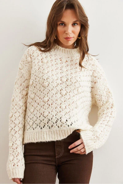 Ayollarga mo‘ljallangan bej rangli, ponponli, ochiq naqshlari bor va yumshoq teksturali triko kardigan KZK-19000935 - 4