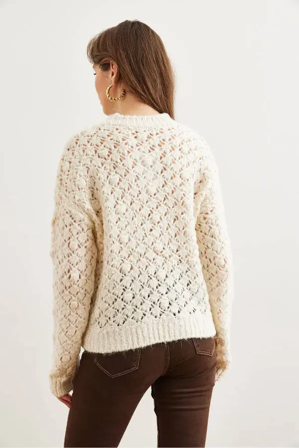Ayollarga mo‘ljallangan bej rangli, ponponli, ochiq naqshlari bor va yumshoq teksturali triko kardigan KZK-19000935 - 8
