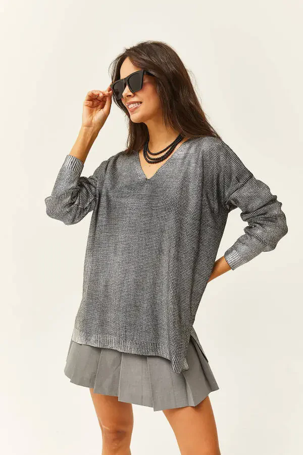 Ayollarning kumush rangli bo‘yinbog‘i, keng, metall trikoj to‘qilgan ko‘ylagi KZK-19000724 - 4