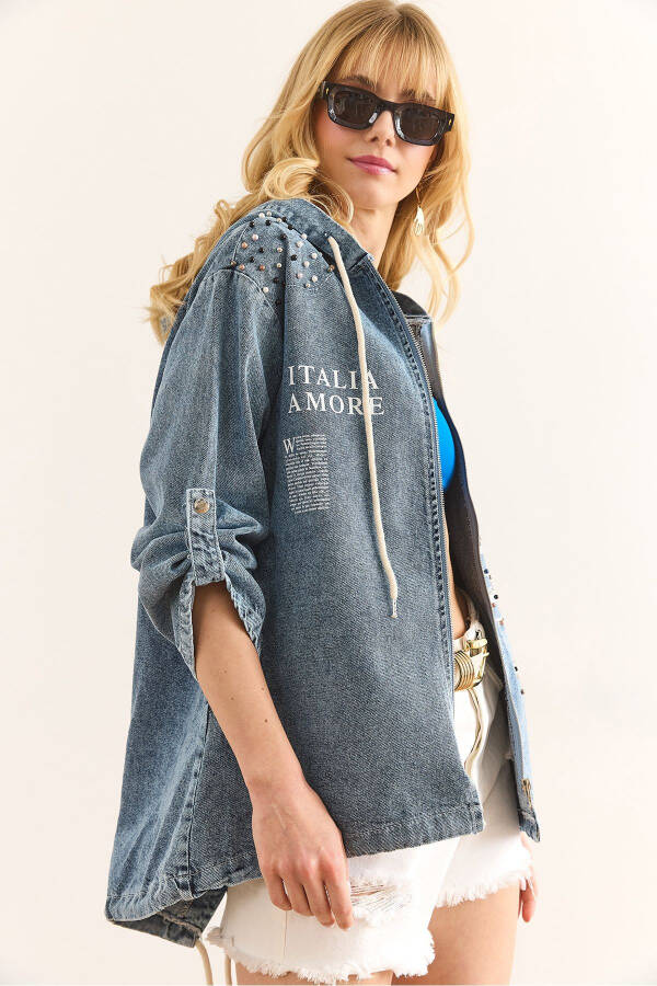 Ayollarning ochiq koʻk rangli choʻntakli kapishonli kattalashtirilgan denim kurtkasi CKT-19000389 - 2