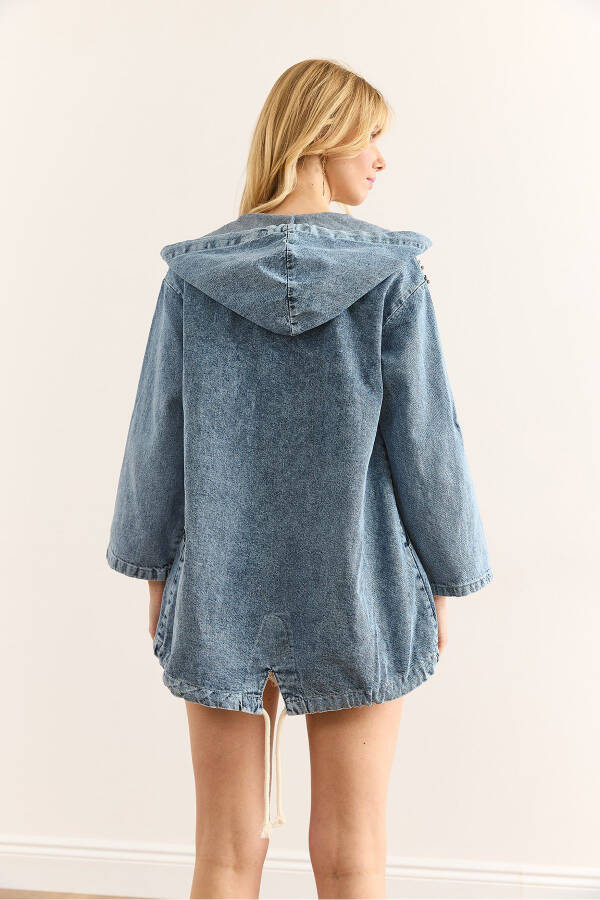 Ayollarning ochiq koʻk rangli choʻntakli kapishonli kattalashtirilgan denim kurtkasi CKT-19000389 - 6