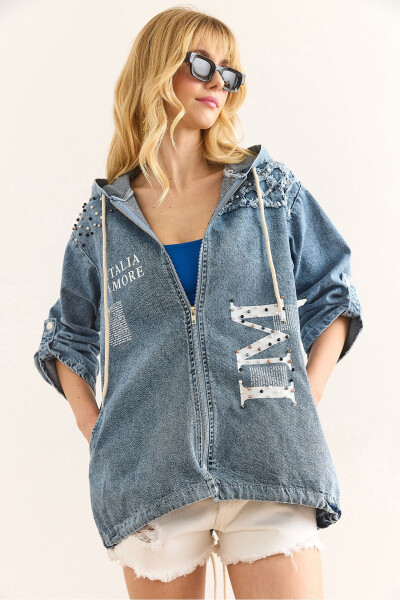 Ayollarning ochiq koʻk rangli choʻntakli kapishonli kattalashtirilgan denim kurtkasi CKT-19000389 - OLALOOK