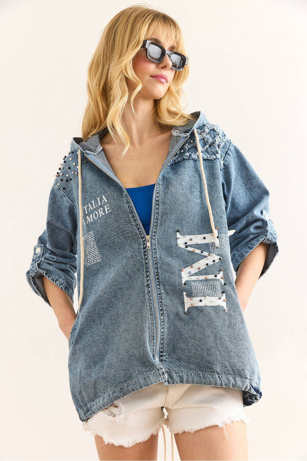 Ayollarning ochiq koʻk rangli choʻntakli kapishonli kattalashtirilgan denim kurtkasi CKT-19000389 - 1