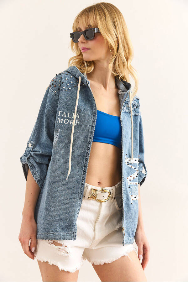 Ayollarning ochiq koʻk rangli choʻntakli kapishonli kattalashtirilgan denim kurtkasi CKT-19000389 - 3