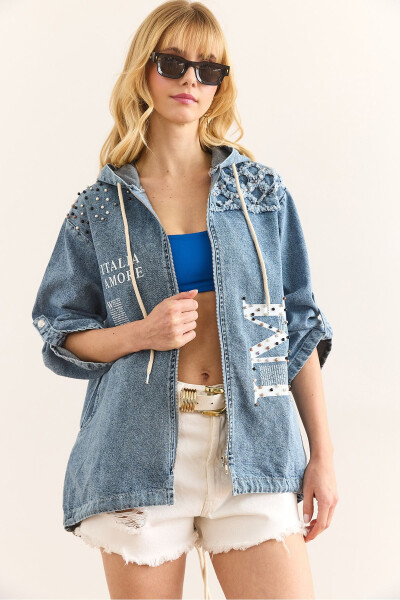 Ayollarning ochiq koʻk rangli choʻntakli kapishonli kattalashtirilgan denim kurtkasi CKT-19000389 - 5