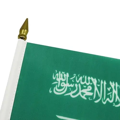 AZ FLAG - Saudi Arabia Table Flag 4'' x 6'' - Saudi Arabian Mini Desk Flag 100% Polyester 15 x 10 cm. - Office Banner with 10'' Pole - Golden Spear - 4