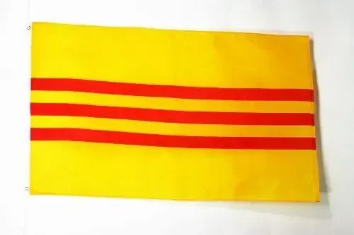 AZ FLAG - Janubiy Vyetnam bayrog'i - 2x3 Ft - 100D Polyester Vetnam bayrog'i ikkita metall lyuvers bilan - Rang o'chishiga chidamli - Yorqin ranglar - 2' x 3' Feet - 90x60 Sm - 3