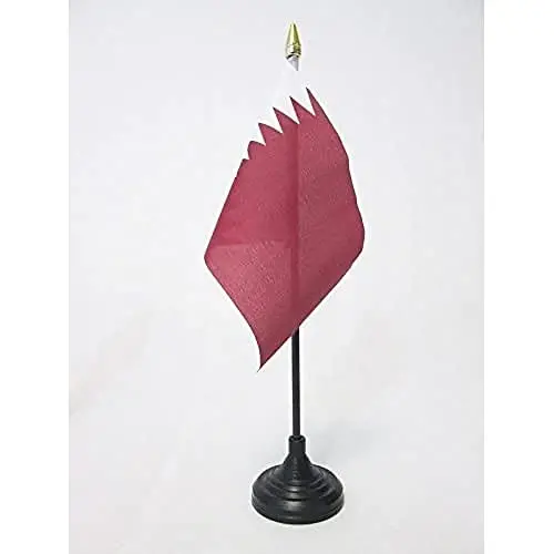 AZ FLAG - Qatar Table Flag 4'' x 6'' - Qatari Mini Desk Flag 100% Polyester 15 x 10 cm. - Office Banner with 10'' Pole - Golden Spear 