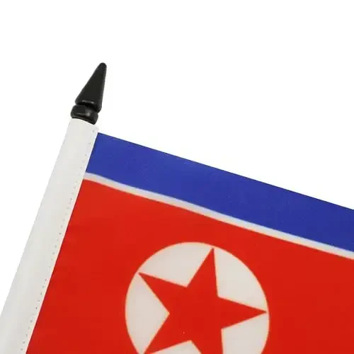 AZ FLAG Shimoliy Koreya Stol Bayrog'i 5'' x 8'' - Shimoliy Koreya Stol Bayrog'i 21 x 14 sm. - Qora plastik tayoq va taglik - 5