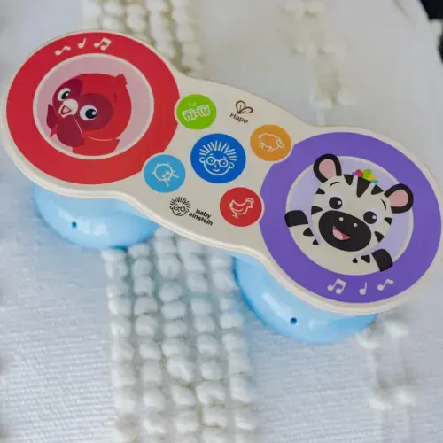 Baby Einstein & Hape Upbeat Tunes sehrli sensorli yog'och barabanlar chaqaloqlar va kichik yoshdagi bolalar uchun musiqiy o'yinchoq, unisex - 1