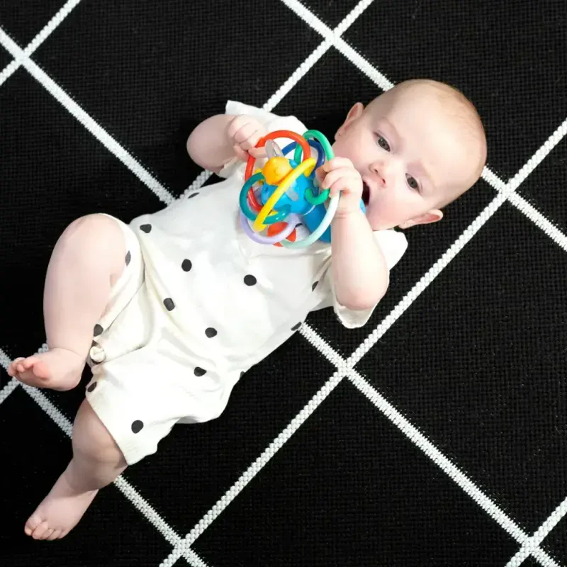 Baby Einstein Okean Tadqiqotchilari Opusning silkitib tinchlantiruvchi tishlagichi o'yinchog'i va jiringlagichi, rang-barang, 0+ oylik chaqaloqlar uchun. - 6