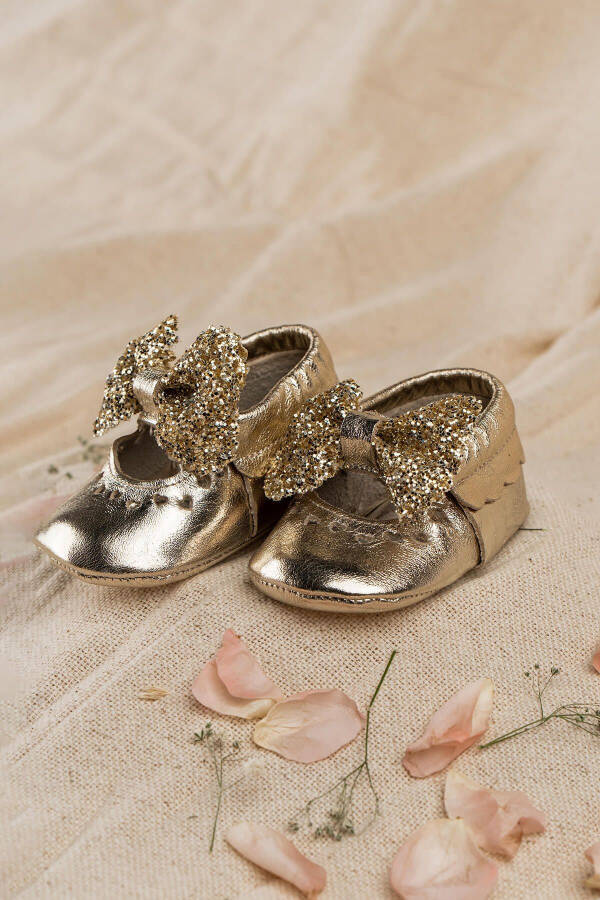 Baby Moccasins with Heart Detail in Genuine Leather and Gold Ribbon - 1