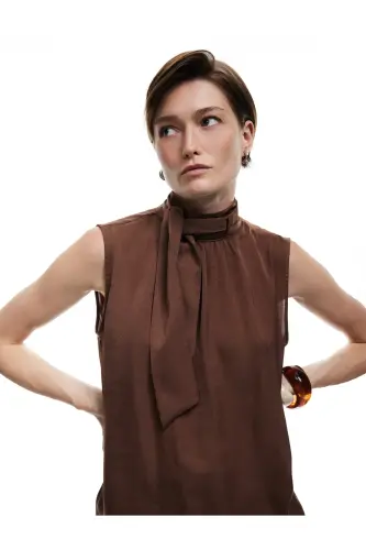 Bağlama Detaylı Dik Yaka Kolsuz Saten Bluz-Kahve - 1