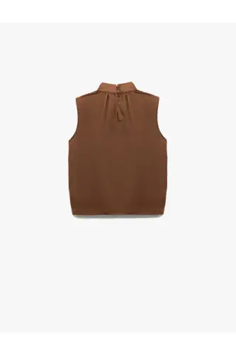 Bağlama Detaylı Dik Yaka Kolsuz Saten Bluz-Kahve - 4