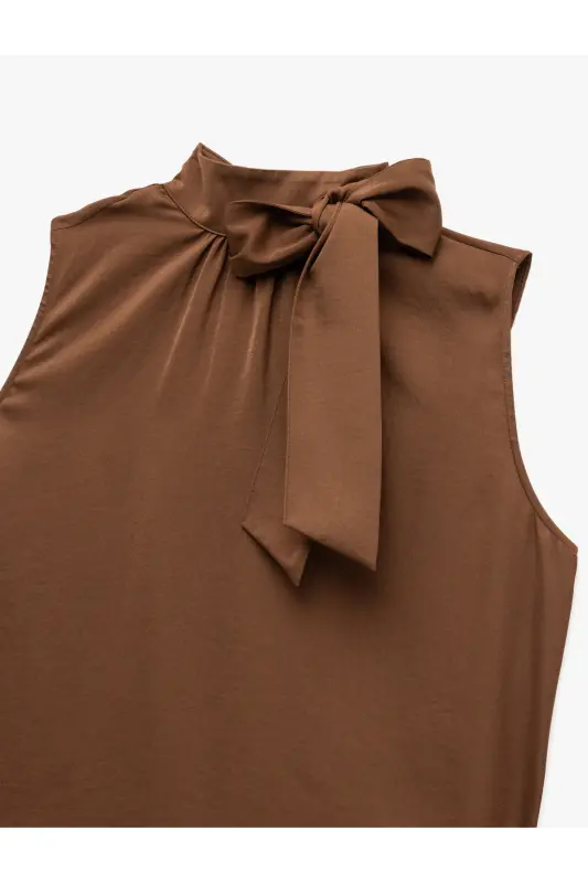 Bağlama Detaylı Dik Yaka Kolsuz Saten Bluz-Kahve - 5