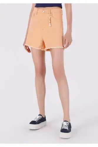 Baland bel, ochiq to'q sariq rangli mini shortilar. - 4