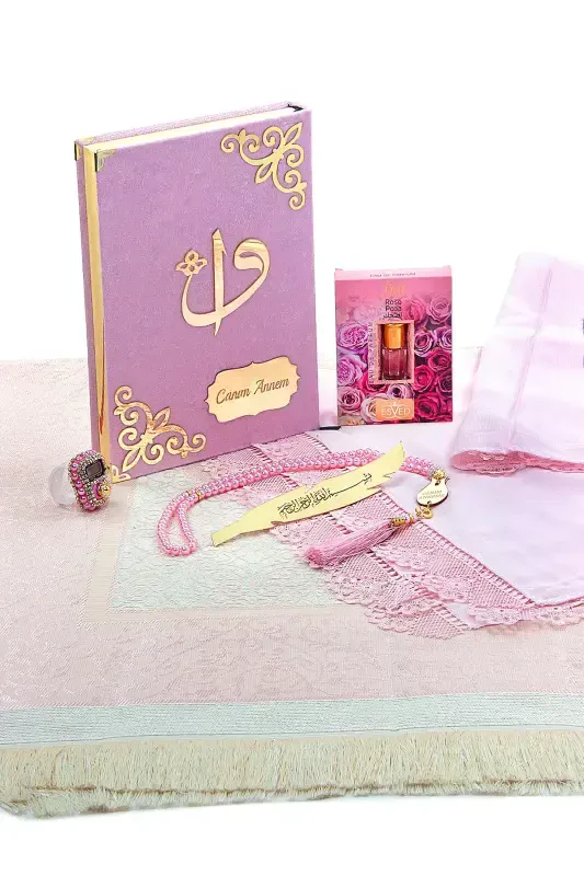 Бархатный Коран в футляре подарочный набор на День матери с шалью, четками, эссенцией, электронным зикром и молитвенным ковриком розовый - 3