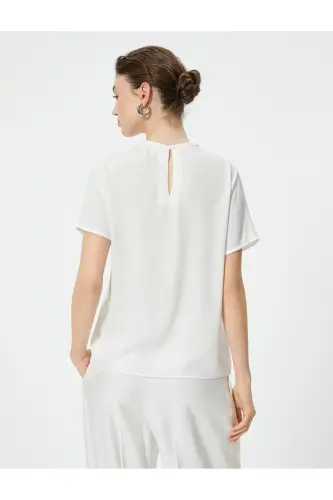 Basic Bluz Aerobin Saten Kumaş Kısa Kollu Bisiklet Yaka Rahat Kalıp-Kırık Beyaz - 4
