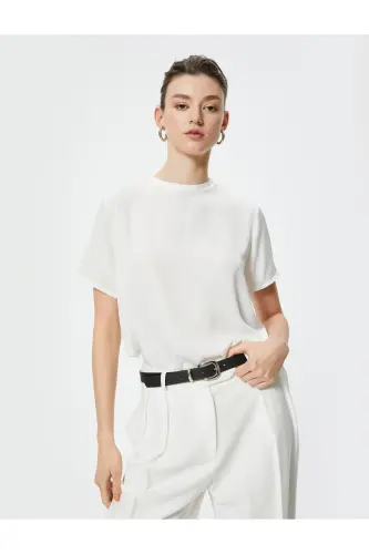 Basic Bluz Aerobin Saten Kumaş Kısa Kollu Bisiklet Yaka Rahat Kalıp-Kırık Beyaz 