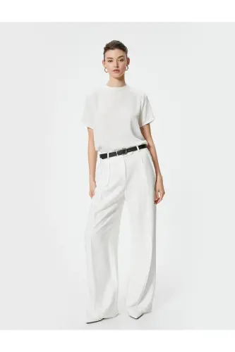 Basic Bluz Aerobin Saten Kumaş Kısa Kollu Bisiklet Yaka Rahat Kalıp-Kırık Beyaz - KOTON (1)