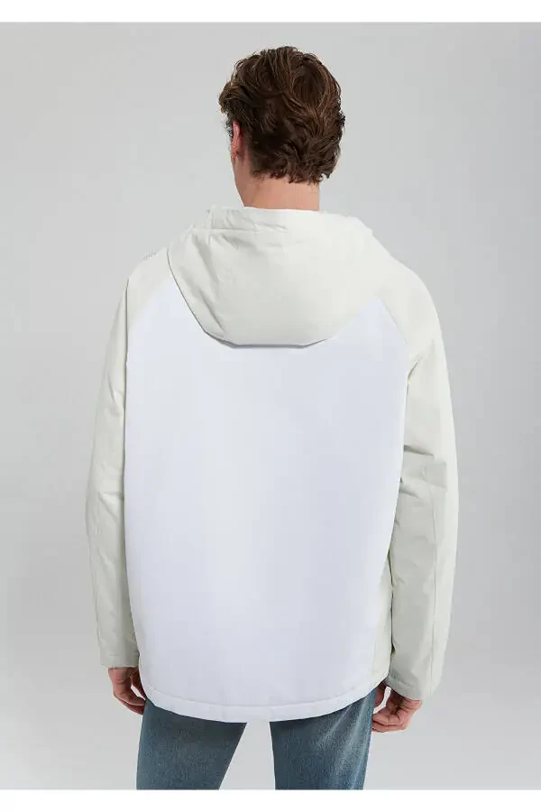 Бейжевый жакет обычного покроя с цветными вставками - 3