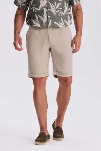 Bej rangli, Comfort Fit, zigʻir matoli, qulay bichimli, qoʻsh qaytarma poshnali shorti 
