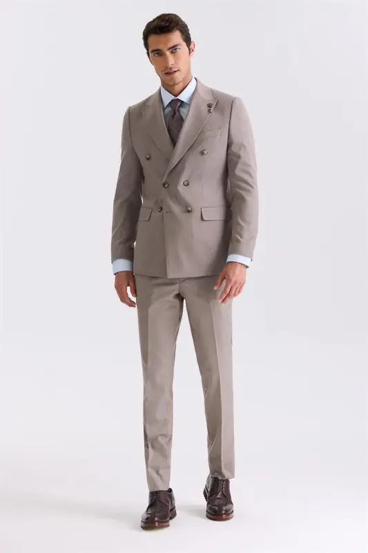 Bej Slim Fit Sivri Yoqali Chiziqli Kruvaze Kostyum - JAKAMEN