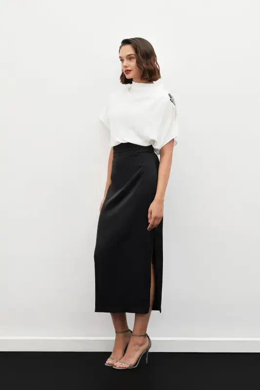 Bel qismida burmalar bilan bezatilgan atlas yubka - QORA - SATEEN