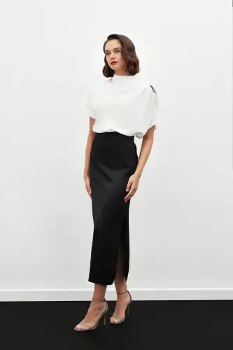 Bel qismida burmalar bilan bezatilgan atlas yubka - QORA - 3