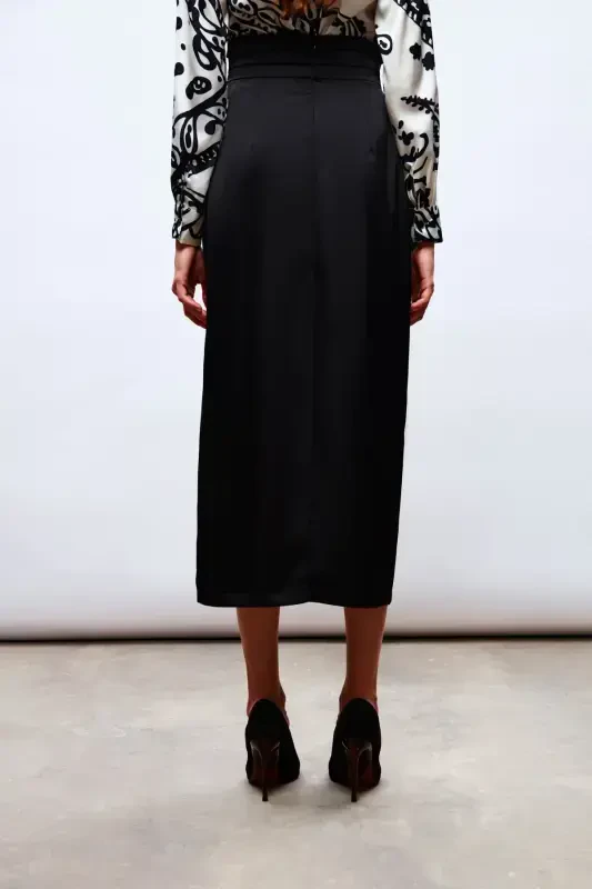 Bel qismida burmalar bilan bezatilgan atlas yubka - QORA - 7