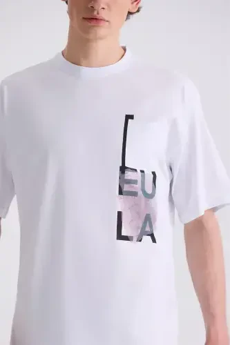 Белая оверсайз футболка с графическим принтом и круглым вырезом - 3