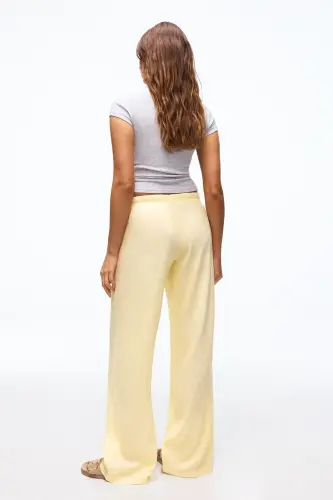 Beli lastikli keten görünümlü pantolon - Sarı - BERSHKA (1)