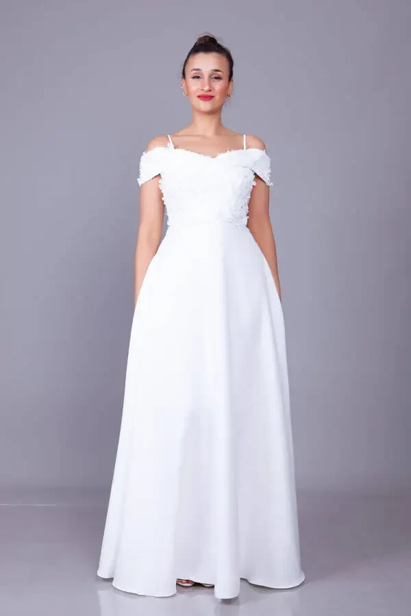 Белое платье макси с цветочным тюлем, открытыми плечами и расклешенным низом. - 2