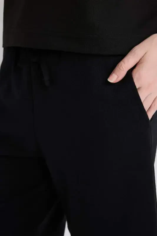 Бермуды Regular Fit со средней посадкой, прямые, укороченные, базовые, черные - DEFACTO