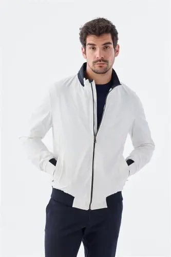 Beyaz Comfort Fit Kapüşonlu Rahat Mevsimlik Spor Mont - 4
