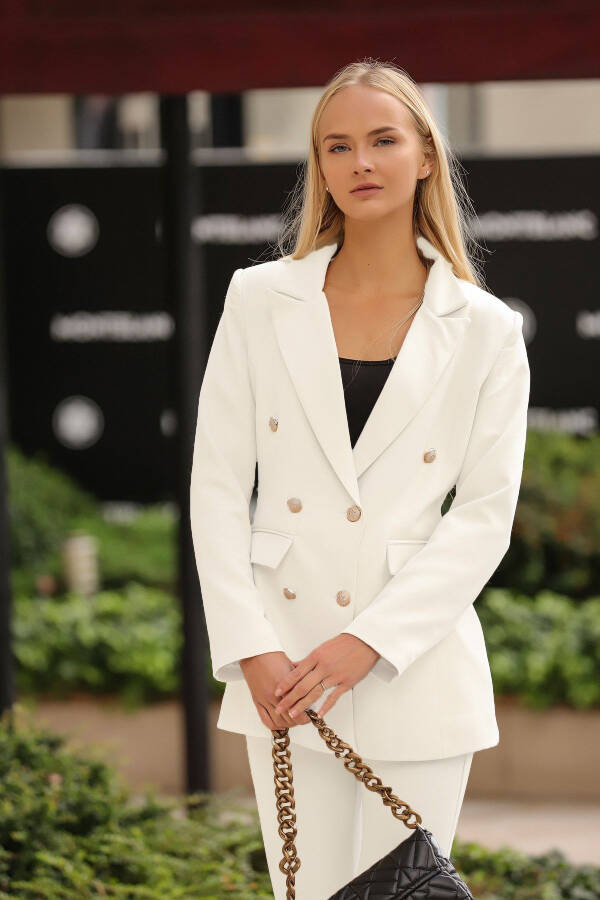 Beyaz Gold Düğme Blazer Ceket Kemerli Cepli Boru Paça Pantolon Takım-Beyaz - 2