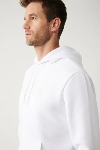 Erkek Beyaz Şardonlu Kumaş Kapüşonlu Yaka Süzene Nakışlı Kanguru Cepli Sweatshirt A32Y1193 - Beyaz - 2